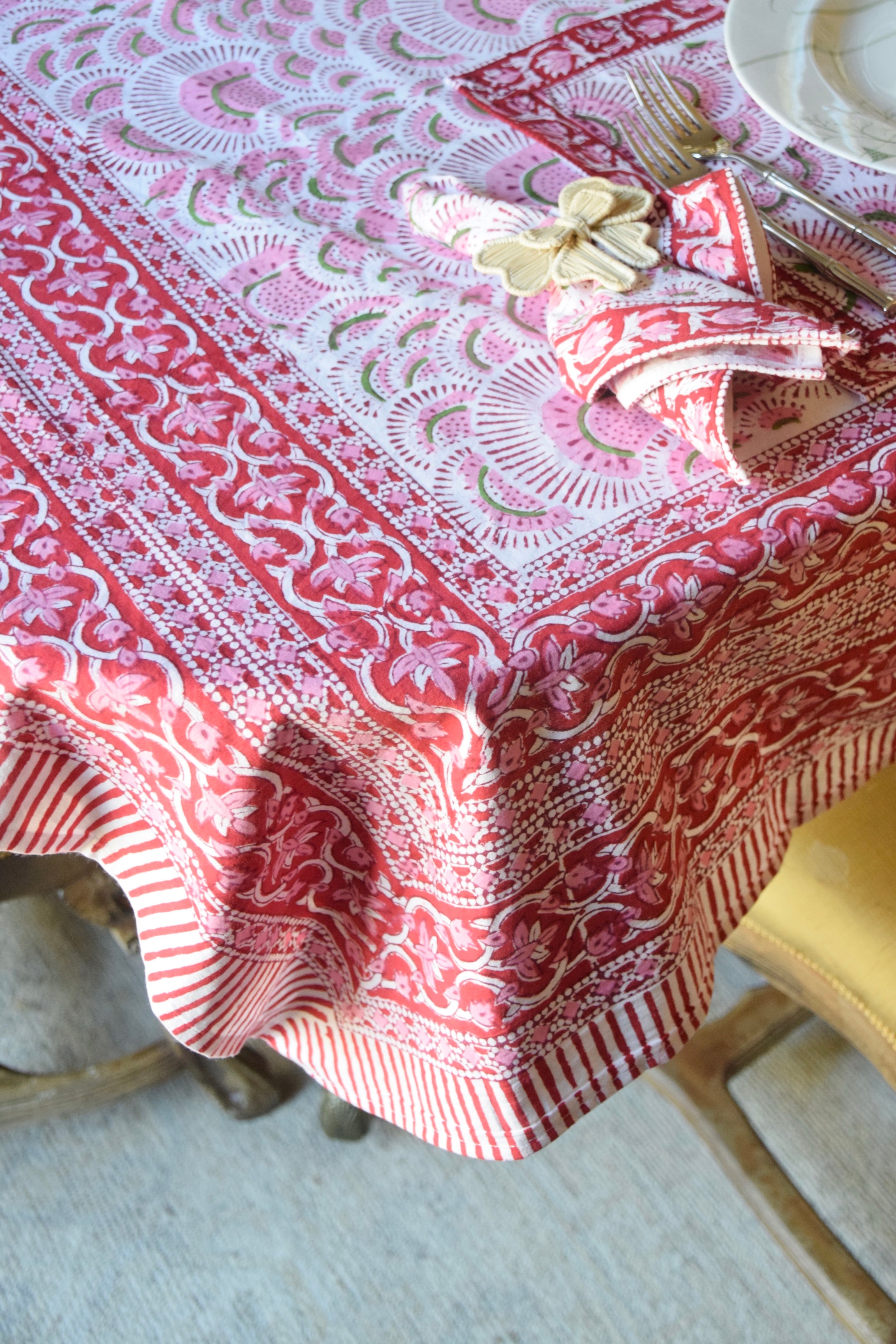Holiday Scallop Table Linens